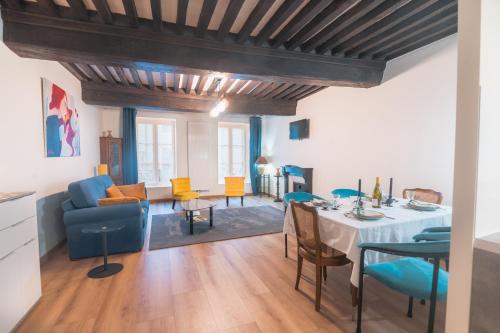 un salon avec une table et des chaises dans l'établissement La Traige du Midi, à Tournus