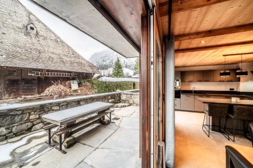 Il comprend une cuisine et une salle à manger offrant une vue sur les montagnes. dans l'établissement LES SERMES M304, à Morzine