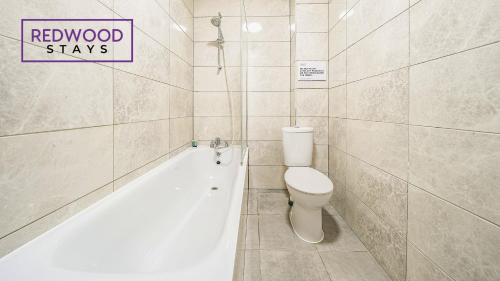 a bathroom with a toilet and a bath tub at Newly Refurbished Everest Lodge Serviced Apartments for Contractors & Families, FREE WiFi & Netflix by REDWOOD STAYS in Farnborough