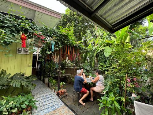 Κήπος έξω από το Retro At Phra Sing Guest House