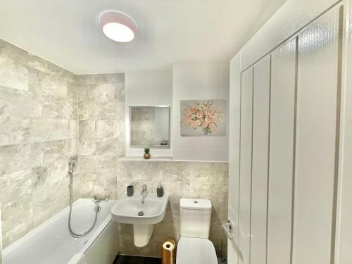 Koupelna v ubytování Private home in Folkestone for families, contractors or corporate Stays