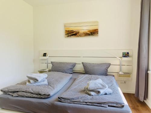 Ένα ή περισσότερα κρεβάτια σε δωμάτιο στο Ferienwohnung Inselglück Parkvillen Carlota und Candela Baabe