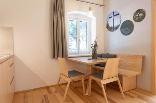 a kitchen and dining room with a table and chairs at Forsthaus Apartments - Die Ruheoase nahe Klaffer in Klaffer am Hochficht