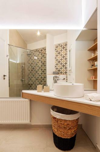 2 Bedroom Apt with Secret Garden In The heart Of Athens