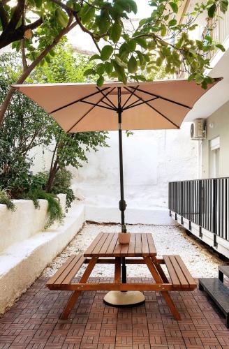 2 Bedroom Apt with Secret Garden In The heart Of Athens