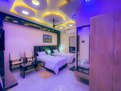 Ένα ή περισσότερα κρεβάτια σε δωμάτιο στο Hotel Blue Bird, North Lakhimpur