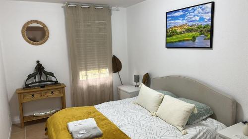 une chambre avec un lit et un miroir au mur dans l'établissement Villa de Castelli - résidence avec piscine, à Carcassonne