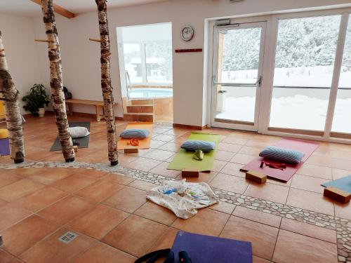 a room with yoga mats on the floor at Berghotel Lämmerhof in Sankt Martin am Tennengebirge