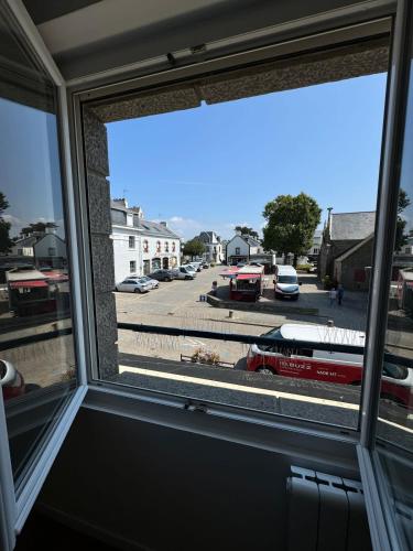 une fenêtre avec vue sur un train dans une rue dans l'établissement Lovely ! T2 neuf Archi Cosy - Plein bourg, à Larmor-Plage