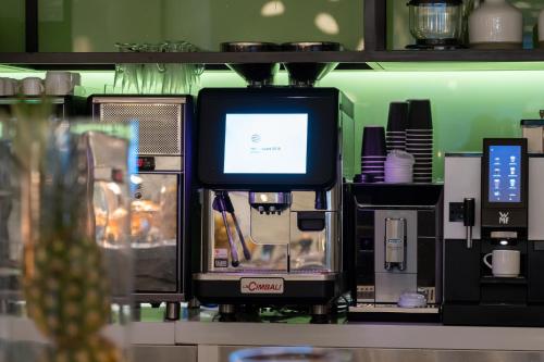 Příslušenství pro přípravu čaje a kávy v ubytování Le Meridien Riyadh