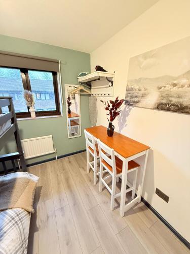 a small dining room with a table and chairs at Oak Guest Rooms in London