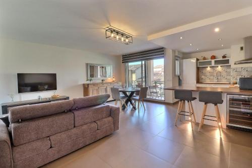 un salon avec un canapé et une cuisine dans l'établissement The Summer Break - 350m Beach - Free Parking, à La Ciotat