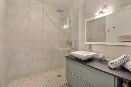 une salle de bain blanche avec un lavabo et une douche dans l'établissement The Summer Break - 350m Beach - Free Parking, à La Ciotat