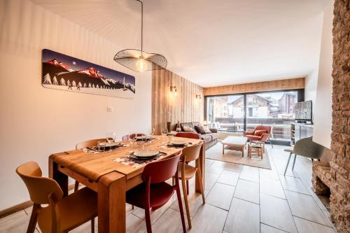 une salle à manger avec une table et des chaises dans l'établissement CHEVRULS A5: Appartement central avec deux chambres, à Morzine