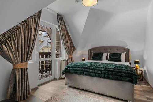 a bedroom with a bed and a window at SEVEN Apartments in Predeal