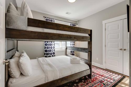 Voodi või voodid majutusasutuse Stunning Nations Condo Minutes from Broadway toas