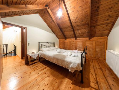 A bed or beds in a room at Borsalino Studios & Apartments