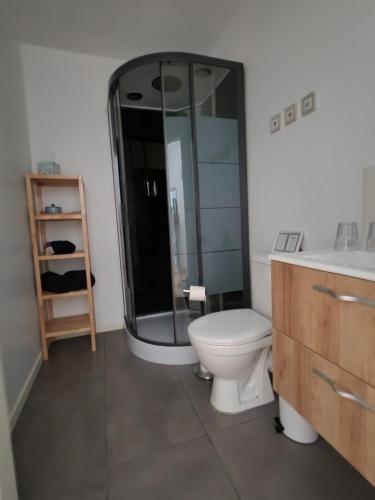 Ein Badezimmer in der Unterkunft Auberge des Pensées