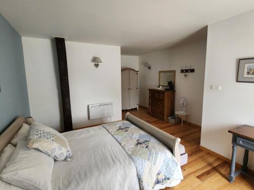 Ein Bett oder Betten in einem Zimmer der Unterkunft Auberge des Pensées