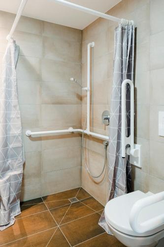 a bathroom with a shower and a toilet at Hotel & Appartements Nice Garni in Ichenhausen