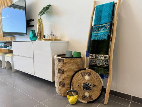 Una habitación con una cesta de ratán y un estante. en Elegant Hilton Penthouse, en Charf