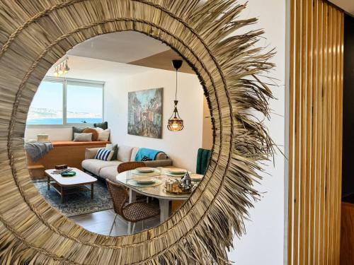 Un espejo en una sala de estar con un sofá y una mesa. en Elegant Hilton Penthouse, en Charf