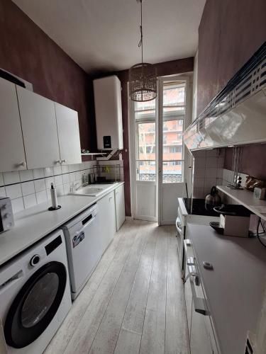 Il comprend une cuisine équipée d'un lave-linge et d'un sèche-linge. dans l'établissement Appartement Pont des Catalans, à Toulouse