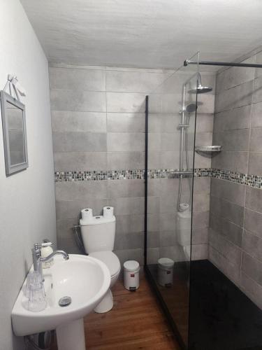 Ein Badezimmer in der Unterkunft Auberge des Pensées