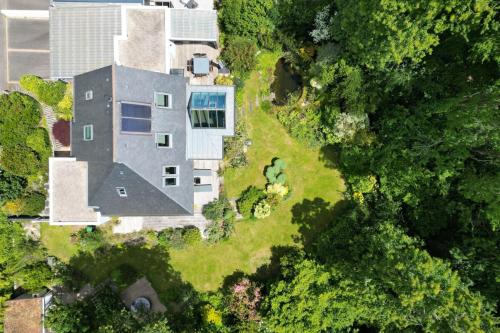 une vue aérienne d'une maison avec une cour dans l'établissement Villa de standing - Pleine nature - Jacuzzi, à Guidel