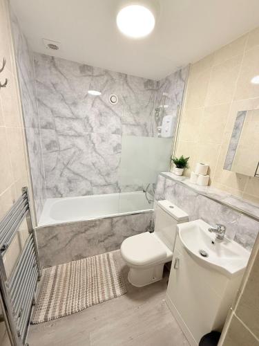Ένα μπάνιο στο Oak Guest Rooms