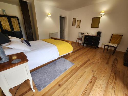Ein Bett oder Betten in einem Zimmer der Unterkunft Auberge des Pensées