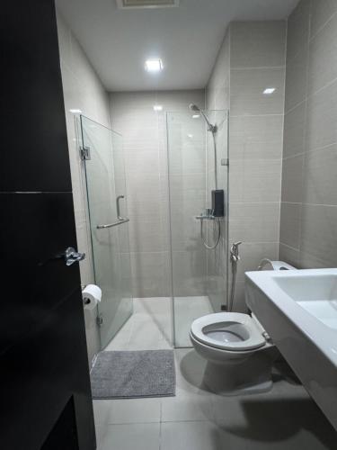 Un baño con ducha, inodoro y lavabo. en 81 Newport Blvd Cluster 4 Unit 10C by Rechelle Nunag, en Manila