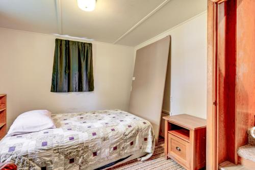 Katil atau katil-katil dalam bilik di Webster Lake Home with Patio about 3 Mi to Town!