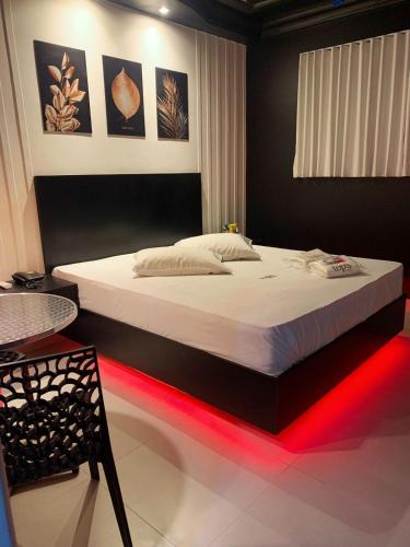 Ένα ή περισσότερα κρεβάτια σε δωμάτιο στο Top´s Motel (Adult Only)