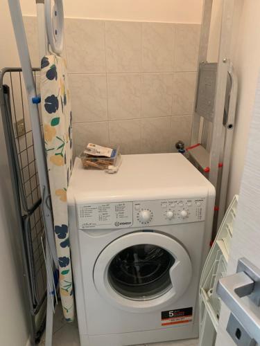 a washer and dryer in a small room at Zar in Omegna