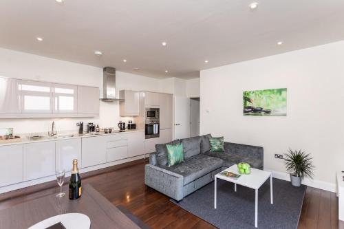 アシュフォードにあるLovely Skyline Views 2 Bedroom Apartment in Ashfordのソファとテーブルのあるリビングルーム