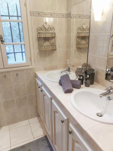 une salle de bain avec un lavabo et un miroir dans l'établissement La Bastine, à Lorgues