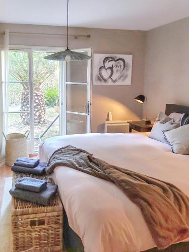 une chambre avec deux lits et une fenêtre dans l'établissement La Bastine, à Lorgues