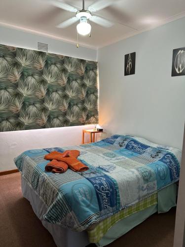 Un dormitorio con una cama con dos toallas encima. en Karibu, en Cannon Rocks