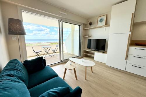 un salon avec un canapé et une vue sur l'océan dans l'établissement Superbe T2 Ultra cocooning - Vue mer 180, à Ploemeur