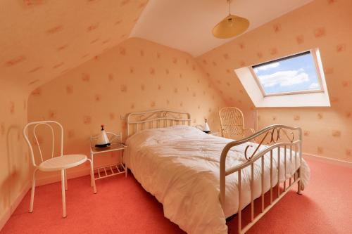 une chambre avec un lit et une fenêtre dans l'établissement Arzon, maison et son grand jardin pour 6 personnes, à Arzon