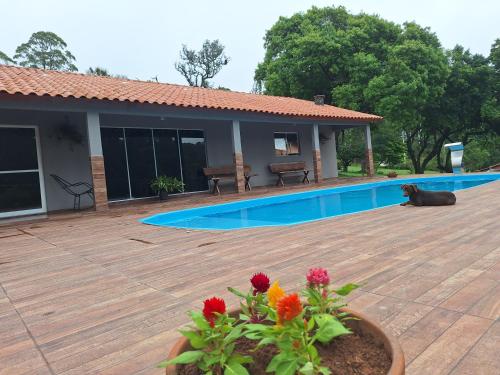 Kolam renang di atau dekat dengan Sítio TOA TOA 2