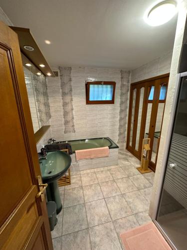 une salle de bain avec une baignoire et un lavabo dans l'établissement Maison roquefort-des-corbières, à Roquefort-des-Corbières