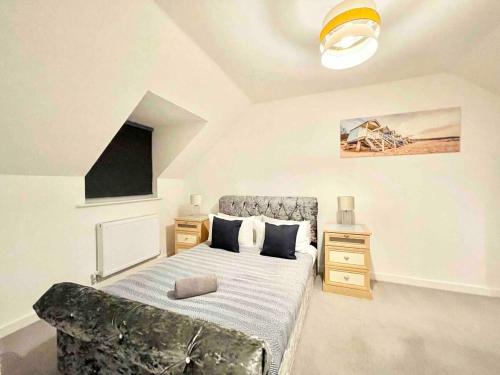 a bedroom with a bed and a couch in a room at Stay in comfort in this large 4 bedroom home in Ashford! in Ashford