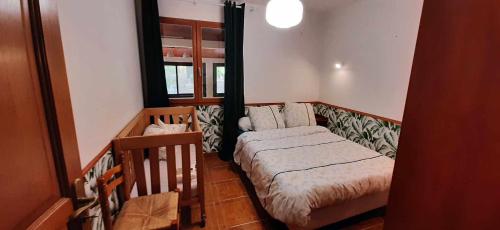 une petite pièce avec un lit et une fenêtre dans l'établissement Maison roquefort-des-corbières, à Roquefort-des-Corbières