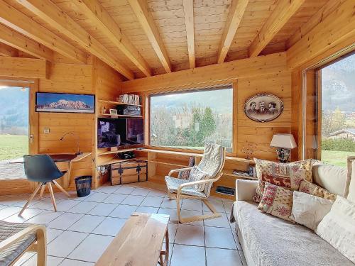 un salon avec un canapé et une table dans l'établissement CHALET WIFI - LE BIOT - 8 PERSONNES - CHALET MORAND, à Le Biot