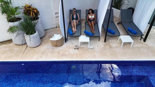 Бассейн в Azulea Isla Mujeres Hotel или поблизости