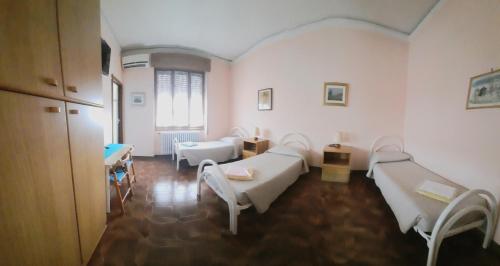 a hospital room with two beds and a window at Bed and Breakfast Santa Elisa in Pero