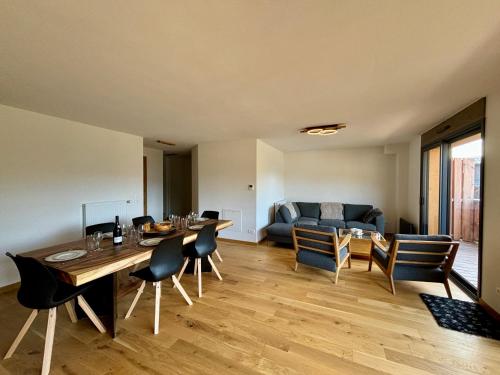 un salon avec une table, des chaises et un canapé dans l'établissement Grand T3 et Coin montagne central et lumineux - Multipass inclu, à Châtel