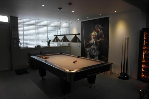 - un billard dans une pièce ornée d'un tableau dans l'établissement B&B Sixteen, à Bruges